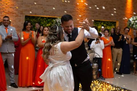 As melhores ideias e inspirações criativas de fotos de casamento registradas por fotógrafos profissionais de eventos da empresa Criativus Foto e Vídeo na recepção protocolar no Espaço Reis Quinta dos Sonhos'
