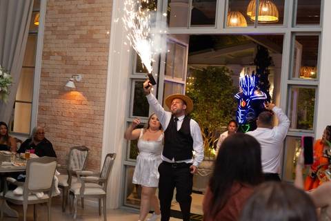 As melhores ideias e inspirações criativas de fotos de casamento registradas por fotógrafos profissionais de eventos da empresa Criativus Foto e Vídeo na recepção protocolar no Espaço Reis Quinta dos Sonhos'