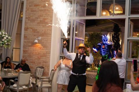 As melhores ideias e inspirações criativas de fotos de casamento registradas por fotógrafos profissionais de eventos da empresa Criativus Foto e Vídeo na recepção protocolar no Espaço Reis Quinta dos Sonhos'