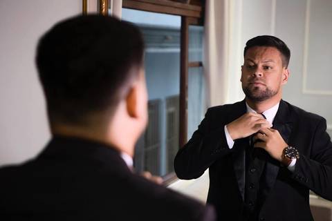 As melhores ideias e inspirações criativas de fotos de casamento registradas por fotógrafos profissionais de eventos da empresa Criativus Foto e Vídeo momento making of do noivo no Espaço Reis Quinta dos Sonhos'