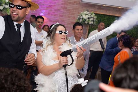 As melhores ideias e inspirações criativas de fotos de casamento registradas por fotógrafos profissionais de eventos da empresa Criativus Foto e Vídeo na recepção protocolar no Espaço Reis Quinta dos Sonhos'