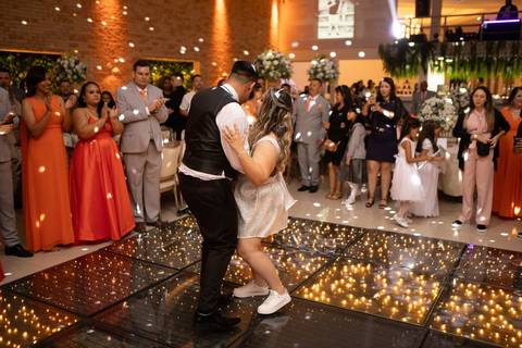 As melhores ideias e inspirações criativas de fotos de casamento registradas por fotógrafos profissionais de eventos da empresa Criativus Foto e Vídeo na recepção protocolar no Espaço Reis Quinta dos Sonhos'