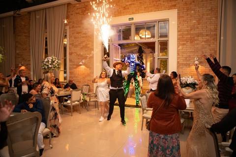 As melhores ideias e inspirações criativas de fotos de casamento registradas por fotógrafos profissionais de eventos da empresa Criativus Foto e Vídeo na recepção protocolar no Espaço Reis Quinta dos Sonhos'