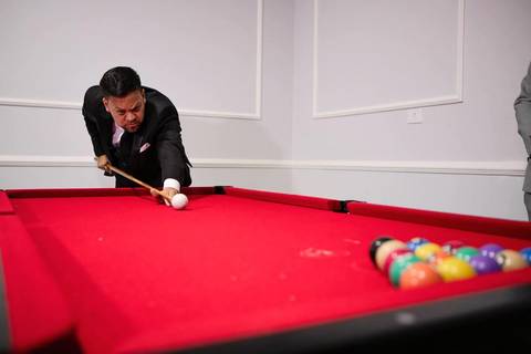 As melhores ideias e inspirações criativas de fotos de casamento registradas por fotógrafos profissionais de eventos da empresa Criativus Foto e Vídeo momento making of do noivo no Espaço Reis Quinta dos Sonhos'