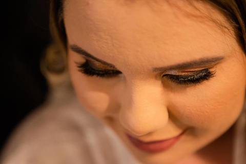 As melhores ideias e inspirações criativas de fotos de casamento registradas por fotógrafos profissionais de eventos da empresa Criativus Foto e Vídeo momento making of da noiva no Espaço Reis Quinta dos Sonhos'