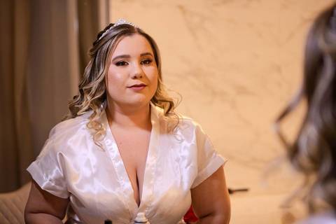 As melhores ideias e inspirações criativas de fotos de casamento registradas por fotógrafos profissionais de eventos da empresa Criativus Foto e Vídeo momento making of da noiva no Espaço Reis Quinta dos Sonhos'