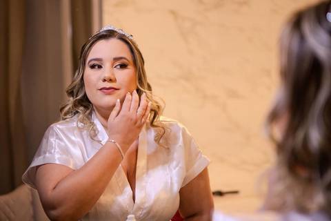 As melhores ideias e inspirações criativas de fotos de casamento registradas por fotógrafos profissionais de eventos da empresa Criativus Foto e Vídeo momento making of da noiva no Espaço Reis Quinta dos Sonhos'