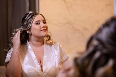 As melhores ideias e inspirações criativas de fotos de casamento registradas por fotógrafos profissionais de eventos da empresa Criativus Foto e Vídeo momento making of da noiva no Espaço Reis Quinta dos Sonhos'