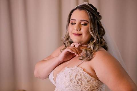 As melhores ideias e inspirações criativas de fotos de casamento registradas por fotógrafos profissionais de eventos da empresa Criativus Foto e Vídeo momento making of da noiva no Espaço Reis Quinta dos Sonhos'