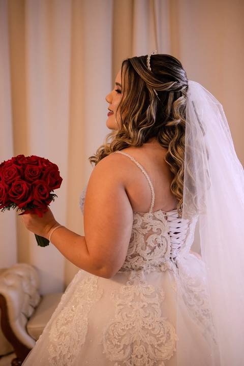 As melhores ideias e inspirações criativas de fotos de casamento registradas por fotógrafos profissionais de eventos da empresa Criativus Foto e Vídeo momento making of da noiva no Espaço Reis Quinta dos Sonhos'