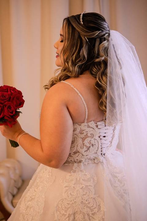 As melhores ideias e inspirações criativas de fotos de casamento registradas por fotógrafos profissionais de eventos da empresa Criativus Foto e Vídeo momento making of da noiva no Espaço Reis Quinta dos Sonhos'