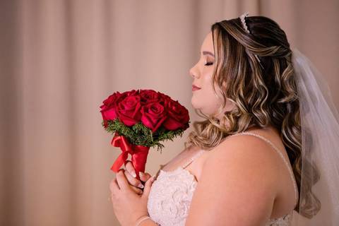 As melhores ideias e inspirações criativas de fotos de casamento registradas por fotógrafos profissionais de eventos da empresa Criativus Foto e Vídeo momento making of da noiva no Espaço Reis Quinta dos Sonhos'