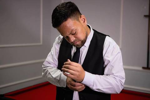 As melhores ideias e inspirações criativas de fotos de casamento registradas por fotógrafos profissionais de eventos da empresa Criativus Foto e Vídeo momento making of do noivo no Espaço Reis Quinta dos Sonhos'