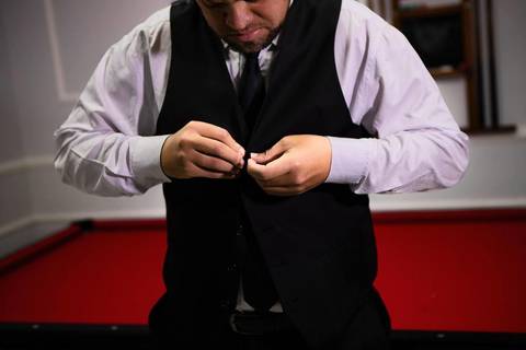 As melhores ideias e inspirações criativas de fotos de casamento registradas por fotógrafos profissionais de eventos da empresa Criativus Foto e Vídeo momento making of do noivo no Espaço Reis Quinta dos Sonhos'