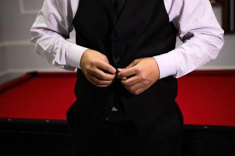 As melhores ideias e inspirações criativas de fotos de casamento registradas por fotógrafos profissionais de eventos da empresa Criativus Foto e Vídeo momento making of do noivo no Espaço Reis Quinta dos Sonhos'