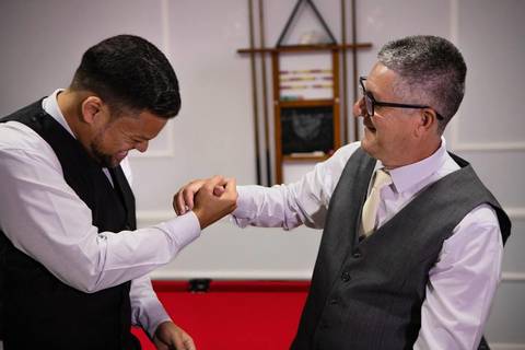 As melhores ideias e inspirações criativas de fotos de casamento registradas por fotógrafos profissionais de eventos da empresa Criativus Foto e Vídeo momento making of do noivo no Espaço Reis Quinta dos Sonhos'