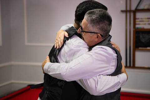 As melhores ideias e inspirações criativas de fotos de casamento registradas por fotógrafos profissionais de eventos da empresa Criativus Foto e Vídeo momento making of do noivo no Espaço Reis Quinta dos Sonhos'