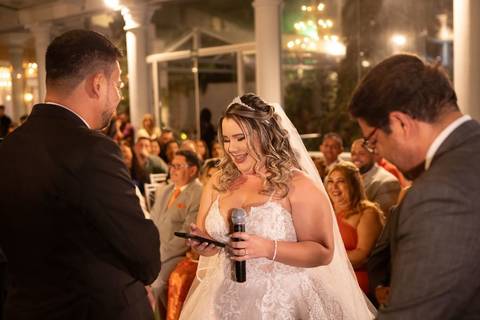 As melhores ideias e inspirações criativas de fotos de casamento registradas por fotógrafos profissionais de eventos da empresa Criativus Foto e Vídeo no momento da cerimônia Espaço Reis Quinta dos Sonhos'
