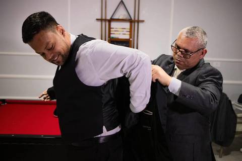 As melhores ideias e inspirações criativas de fotos de casamento registradas por fotógrafos profissionais de eventos da empresa Criativus Foto e Vídeo momento making of do noivo no Espaço Reis Quinta dos Sonhos'