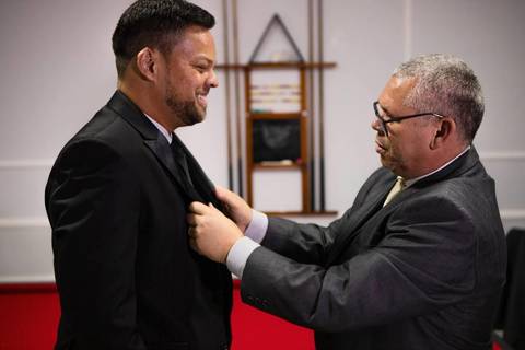 As melhores ideias e inspirações criativas de fotos de casamento registradas por fotógrafos profissionais de eventos da empresa Criativus Foto e Vídeo momento making of do noivo no Espaço Reis Quinta dos Sonhos'