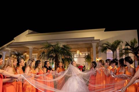 As melhores ideias e inspirações criativas de fotos de casamento registradas por fotógrafos profissionais de eventos da empresa Criativus Foto e Vídeo no momento protocolar no Espaço Reis Quinta dos Sonhos'