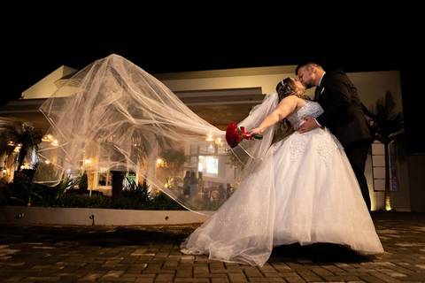 As melhores ideias e inspirações criativas de fotos de casamento registradas por fotógrafos profissionais de eventos da empresa Criativus Foto e Vídeo no momento protocolar no Espaço Reis Quinta dos Sonhos'