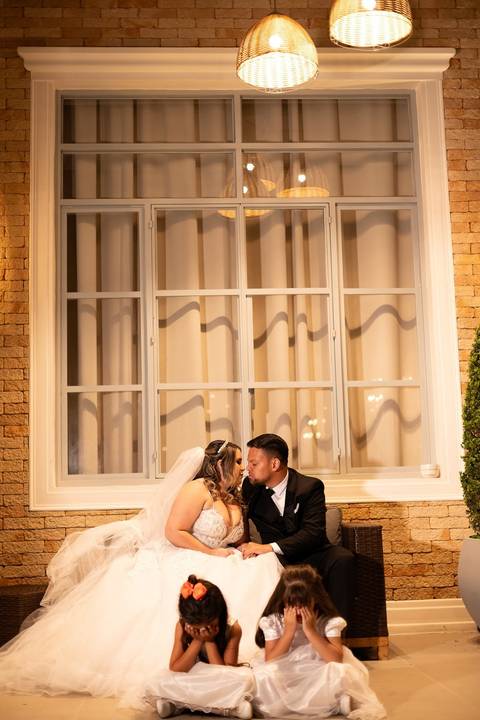 As melhores ideias e inspirações criativas de fotos de casamento registradas por fotógrafos profissionais de eventos da empresa Criativus Foto e Vídeo no momento protocolar no Espaço Reis Quinta dos Sonhos'