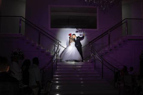As melhores ideias e inspirações criativas de fotos de casamento registradas por fotógrafos profissionais de eventos da empresa Criativus Foto e Vídeo na recepção protocolar no Espaço Reis Quinta dos Sonhos'