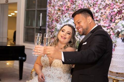 As melhores ideias e inspirações criativas de fotos de casamento registradas por fotógrafos profissionais de eventos da empresa Criativus Foto e Vídeo na recepção protocolar no Espaço Reis Quinta dos Sonhos'