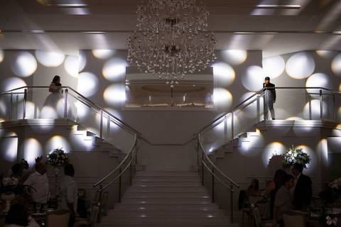 As melhores ideias e inspirações criativas de fotos de casamento registradas por fotógrafos profissionais de eventos da empresa Criativus Foto e Vídeo na recepção protocolar no Espaço Reis Quinta dos Sonhos'