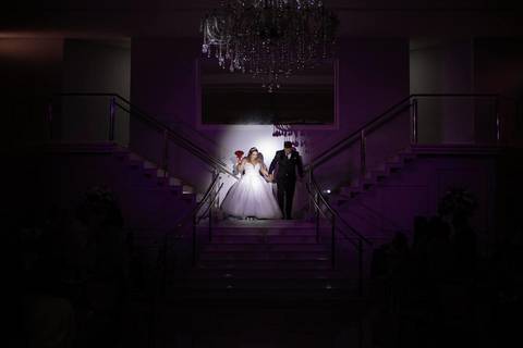 As melhores ideias e inspirações criativas de fotos de casamento registradas por fotógrafos profissionais de eventos da empresa Criativus Foto e Vídeo na recepção protocolar no Espaço Reis Quinta dos Sonhos'