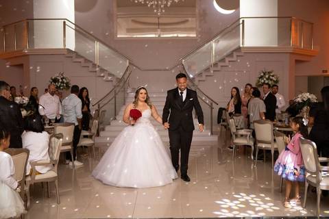 As melhores ideias e inspirações criativas de fotos de casamento registradas por fotógrafos profissionais de eventos da empresa Criativus Foto e Vídeo na recepção protocolar no Espaço Reis Quinta dos Sonhos'