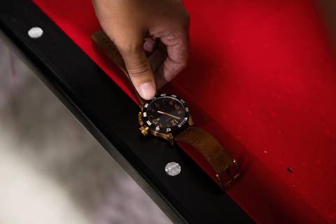 As melhores ideias e inspirações criativas de fotos de casamento registradas por fotógrafos profissionais de eventos da empresa Criativus Foto e Vídeo momento making of do noivo no Espaço Reis Quinta dos Sonhos'