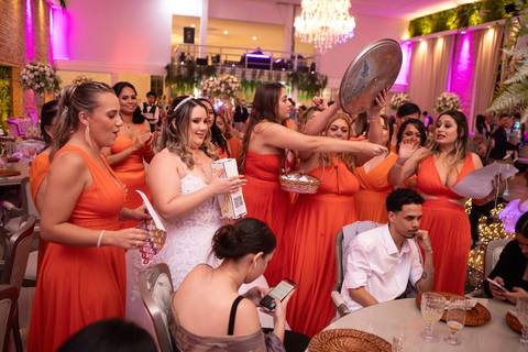 As melhores ideias e inspirações criativas de fotos de casamento registradas por fotógrafos profissionais de eventos da empresa Criativus Foto e Vídeo na recepção protocolar no Espaço Reis Quinta dos Sonhos'