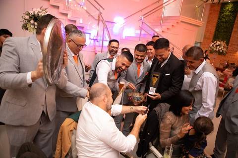 As melhores ideias e inspirações criativas de fotos de casamento registradas por fotógrafos profissionais de eventos da empresa Criativus Foto e Vídeo na recepção protocolar no Espaço Reis Quinta dos Sonhos'