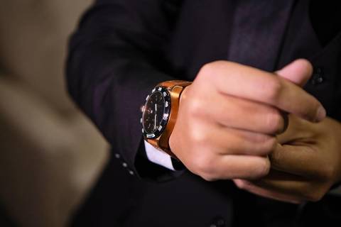 As melhores ideias e inspirações criativas de fotos de casamento registradas por fotógrafos profissionais de eventos da empresa Criativus Foto e Vídeo momento making of do noivo no Espaço Reis Quinta dos Sonhos'