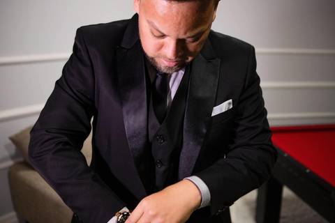 As melhores ideias e inspirações criativas de fotos de casamento registradas por fotógrafos profissionais de eventos da empresa Criativus Foto e Vídeo momento making of do noivo no Espaço Reis Quinta dos Sonhos'