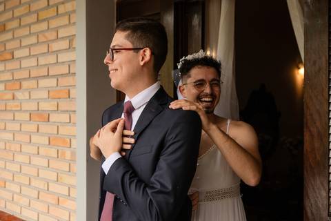 As melhores ideias e inspirações criativas de fotos de casamento registradas por fotógrafos profissionais de eventos da empresa Criativus Foto e Vídeo no Espaço Buffet Ranch Life: Fotos do momento que o amigo do noivo se veste de noiva'
