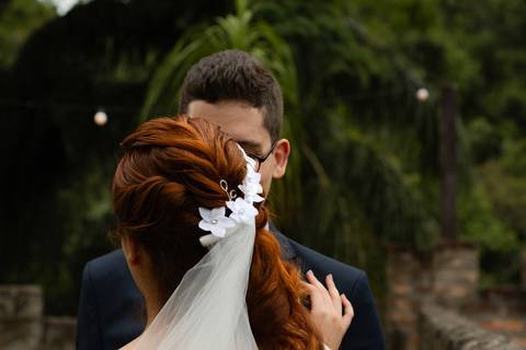 As melhores ideias e inspirações criativas de fotos de casamento registradas por fotógrafos profissionais de eventos da empresa Criativus Foto e Vídeo no Espaço Buffet Ranch Life: Fotos dos noivos sozinhos'