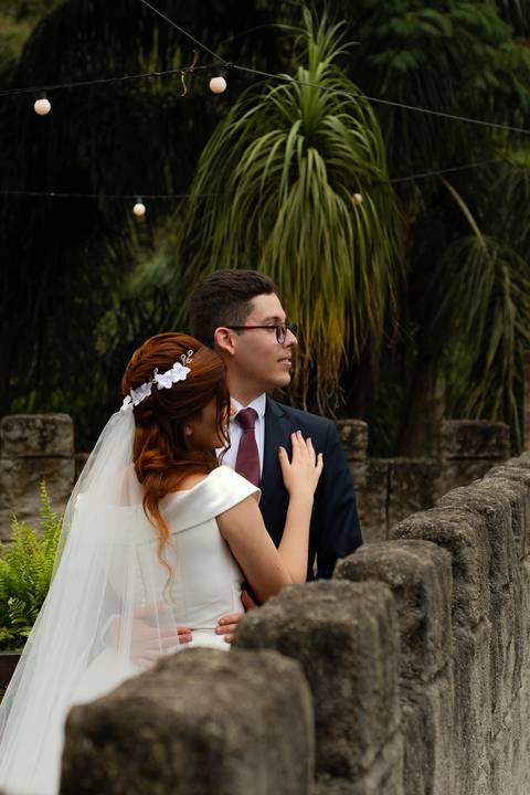 As melhores ideias e inspirações criativas de fotos de casamento registradas por fotógrafos profissionais de eventos da empresa Criativus Foto e Vídeo no Espaço Buffet Ranch Life: Fotos dos noivos sozinhos'