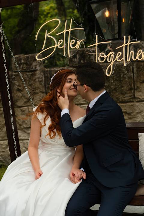 As melhores ideias e inspirações criativas de fotos de casamento registradas por fotógrafos profissionais de eventos da empresa Criativus Foto e Vídeo no Espaço Buffet Ranch Life: Fotos dos noivos sozinhos'