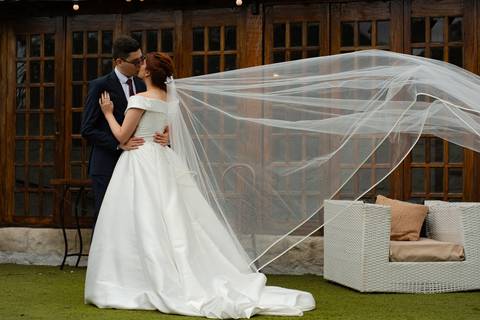 As melhores ideias e inspirações criativas de fotos de casamento registradas por fotógrafos profissionais de eventos da empresa Criativus Foto e Vídeo no Espaço Buffet Ranch Life: Fotos dos noivos sozinhos'