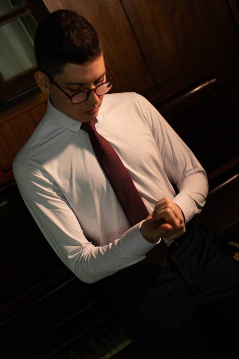 As melhores ideias e inspirações criativas de fotos de casamento registradas por fotógrafos profissionais de eventos da empresa Criativus Foto e Vídeo no Espaço Buffet Ranch Life: Fotos do making of do noivo'