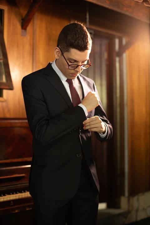 As melhores ideias e inspirações criativas de fotos de casamento registradas por fotógrafos profissionais de eventos da empresa Criativus Foto e Vídeo no Espaço Buffet Ranch Life: Fotos do making of do noivo'