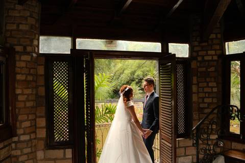 As melhores ideias e inspirações criativas de fotos de casamento registradas por fotógrafos profissionais de eventos da empresa Criativus Foto e Vídeo no Espaço Buffet Ranch Life: Fotos dos noivos sozinhos'