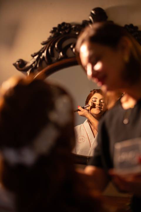 As melhores ideias e inspirações criativas de fotos de casamento registradas por fotógrafos profissionais de eventos da empresa Criativus Foto e Vídeo no Espaço Buffet Ranch Life: Fotos do making of da noiva'