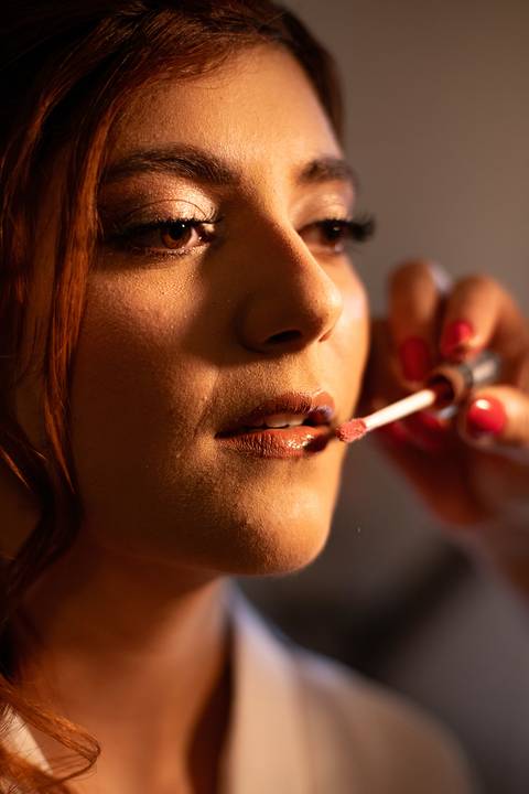 As melhores ideias e inspirações criativas de fotos de casamento registradas por fotógrafos profissionais de eventos da empresa Criativus Foto e Vídeo no Espaço Buffet Ranch Life: Fotos do making of da noiva'