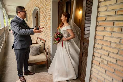 As melhores ideias e inspirações criativas de fotos de casamento registradas por fotógrafos profissionais de eventos da empresa Criativus Foto e Vídeo no Espaço Buffet Ranch Life: Fotos da noiva indo para o altar'