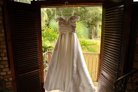 As melhores ideias e inspirações criativas de fotos de casamento registradas por fotógrafos profissionais de eventos da empresa Criativus Foto e Vídeo no Espaço Buffet Ranch Life: Fotos do vestido da noiva'