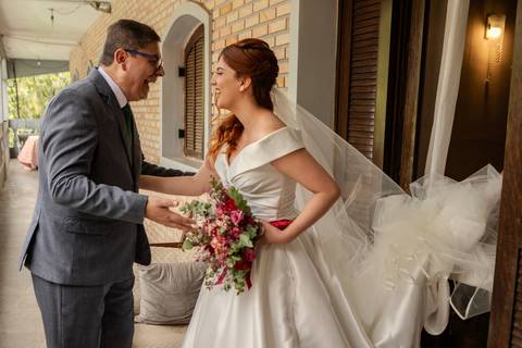 As melhores ideias e inspirações criativas de fotos de casamento registradas por fotógrafos profissionais de eventos da empresa Criativus Foto e Vídeo no Espaço Buffet Ranch Life: Fotos da noiva indo para o altar'